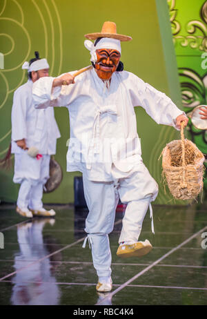 Des danseurs folkloriques coréens se produisent au festival de la danse Maskdance à Andong, en Corée du Sud Banque D'Images