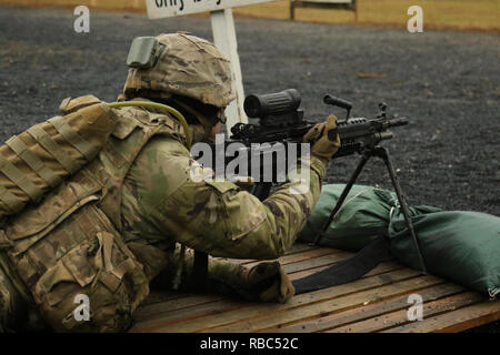 Un soldat américain de la Compagnie Alpha, 2e Bataillon, 5e régiment de cavalerie, 1st Armored Brigade Combat Team, 1re Division de cavalerie effectue un contrôle sur ses fonctions M249 light machine gun sur une gamme de Grafenwoehr, Allemagne, le 7 janvier 2018. La Compagnie Alpha qualifié sur leurs systèmes d'armes nucléaires au cours de leur déploiement en Europe de l'Atlantique à l'appui de résoudre, un exercice entre les États-Unis et les forces de l'OTAN. (U.S. Photo de la Garde nationale par la CPS. Hannah, Tarkelly 382e Détachement des affaires publiques/ 1ère ABCT, 1er CD/libérés) Banque D'Images