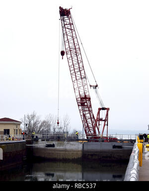Black Rock USACE employés lock, le district de Buffalo, l'équipe de plongée, District de Huntington USACE USACE, District de Pittsburgh et rivières régionales flotte Réparation (R3F) poursuivre les travaux sur la porte d'écluse Black Rock réparations, y compris l'étanchéité de portes de garde, et la dépose de la porte d'écluse Black Rock dans les défilés et le parking gates, Buffalo, NY, le 8 janvier 2019. Les réparations vont améliorer l'infrastructure de Black Rock et de maintenir la fonctionnalité pour les futures saisons de navigation. Banque D'Images