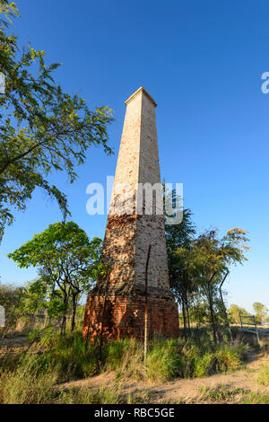 Vieille cheminée à partir de la batterie de Cumberland utilisés pour l'extraction de l'or, près de Georgetown, Savannah Way, Queensland, Queensland, Australie Banque D'Images