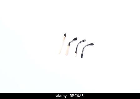 Avec des allumettes brûlées en bois allumettes. Isolé sur le fond blanc. Banque D'Images