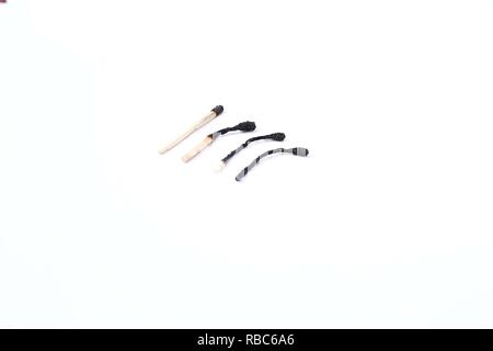 Portrait d'allumette brûlée avec des allumettes. Isolé sur le fond blanc. Banque D'Images