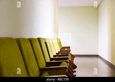 Rangée de sièges d'Auditorium chaises vert doux avec blocs placés le long du mur dans le couloir. L'événement politique ou d'affaires, séminaire, conférence, Pr Banque D'Images