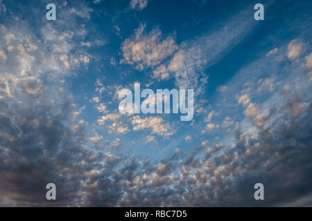 Nuages et ciel bleu Banque D'Images