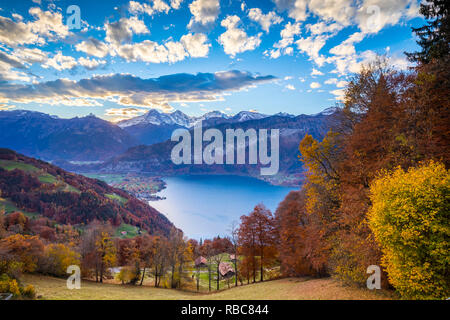 Eiger, Mönch et Jungfrau, au-dessus du lac de Thoune, Berner Oberland, Suisse Banque D'Images