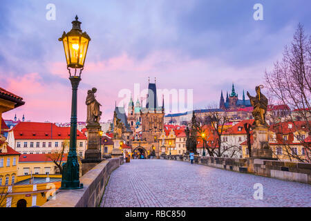 République tchèque, Prague, le Pont Charles, sur la rivière Vltava Karluv Most Banque D'Images