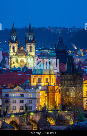 République tchèque, Prague, la vieille ville, Stare Mesto, y compris le Pont Charles (Karluv Most) et église Notre Dame de Tyn avant Banque D'Images