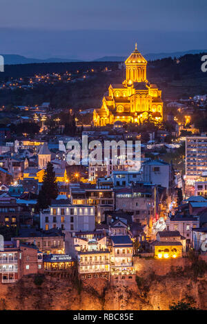 La Géorgie, Tbilissi, high angle view of Tsminda Sameba Cathedral Banque D'Images
