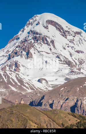 La Géorgie, route militaire géorgienne, Kazbegi-Stepantsminda Tsminda-Sameba, Église et Mt. Kazbek Banque D'Images