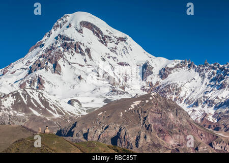 La Géorgie, route militaire géorgienne, Kazbegi-Stepantsminda Tsminda-Sameba, Église et Mt. Kazbek Banque D'Images