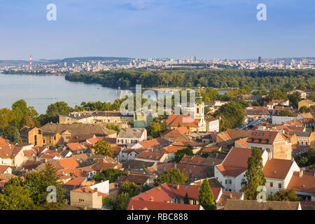 Serbie, Belgrade, Zemun, vue de Zemun toits , Uznesenja blazene Djevice Marije Crkva Église et le Danube C Banque D'Images