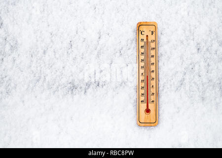 Thermomètre dans la neige à zéro degré sur l'échelle Celsius Banque D'Images