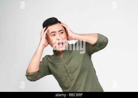 Oh non ! Portrait de l'homme surpris, choqué et de chaume avec la bouche et les yeux grand ouvert en chemise à carreaux de toucher la tête avec deux mains isolé sur gray Banque D'Images