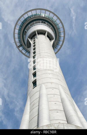 Bas en haut de la Sky Tower à Auckland en Nouvelle Zélande Banque D'Images