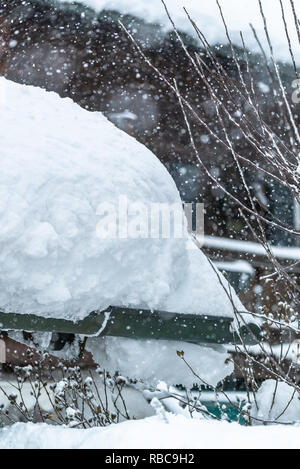 Transport de la neige sur le toit, d'après deux jours de neige. D'épaisses couches accroché sur le toit de maison. Allemagne Bavière Banque D'Images