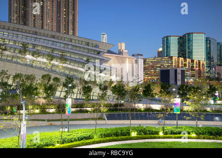 La grande vitesse ferroviaire West Kowloon et la plaza au crépuscule, Kowloon, Hong Kong Banque D'Images