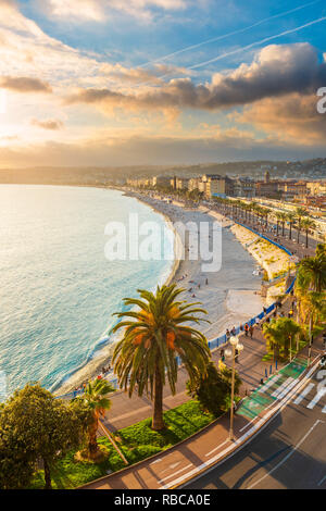 France, Provence-Alpes-Côte d'Azur, d'Azur, Alpes-Maritimes, Nice. La Promenade des Anglais au coucher du soleil. Banque D'Images