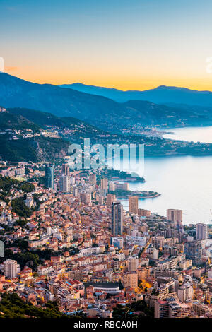 France, Provence-Alpes-Côte d'Azur, d'Azur, Alpes-Maritimes, Principauté de Monaco. Monaco au lever du soleil sur les toits de la tête de chien. Banque D'Images