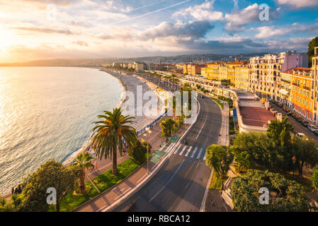 France, Provence-Alpes-Côte d'Azur, d'Azur, Alpes-Maritimes, Nice. La Promenade des Anglais au coucher du soleil. Banque D'Images