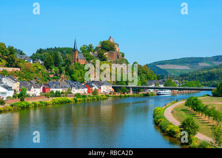 Voir à Saarburg avec Saarburg castle et Sarre, Rhénanie-Palatinat, Allemagne Banque D'Images