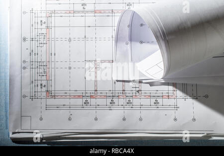 Les bleus sur le bureau de l'architecte. Empilés et roulé sur les projets architecturaux de la lumière de la fenêtre. Construction et bâtiment concept. Banque D'Images