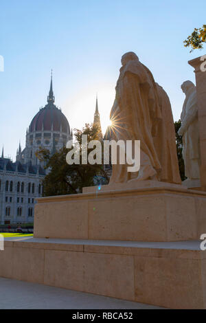 Bâtiment du Parlement hongrois Kossuth et Monument, Budapest, Hongrie Banque D'Images