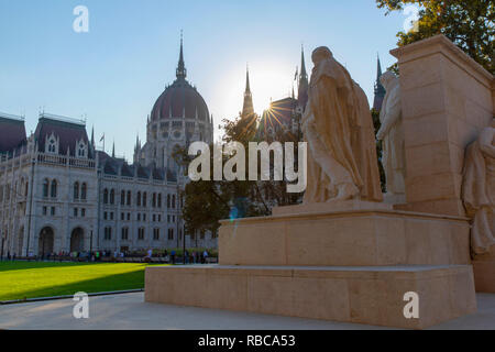 Bâtiment du Parlement hongrois Kossuth et Monument, Budapest, Hongrie Banque D'Images