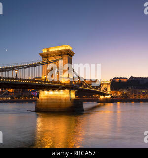 Szechenyi Lanchid (Pont des Chaînes) au crépuscule, Budapest, Hongrie Banque D'Images