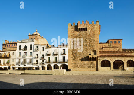 Torre del of Bujaco Tower of Bujaco (), une fortification mauresque, et la Plaza Mayor, Site du patrimoine mondial de l'Unesco. Caceres, Espagne Banque D'Images