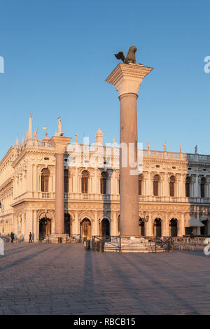 Statue de lion ailé sur la Piazza San Marco Square au lever du soleil, Venise, Italie Banque D'Images