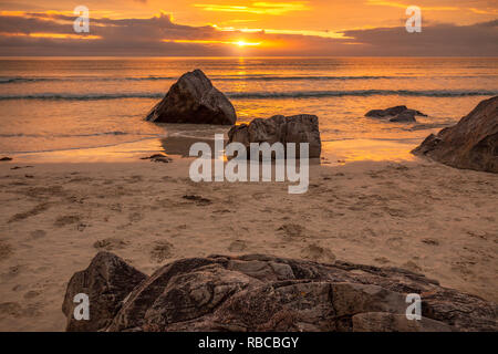 Coucher du soleil sur la plage à îles Lofoten, Norvège Banque D'Images