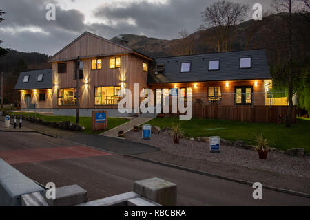 Récemment rénové, l'auberge de jeunesse de Glen Nevis éclairée la nuit Banque D'Images