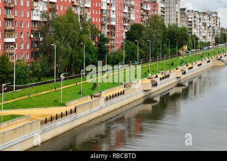 Kaliningrad, Russie - 18 août 2016 : les gens marcher sur la nouvelle promenade Amiral tributs, l'endroit préféré de repos Banque D'Images