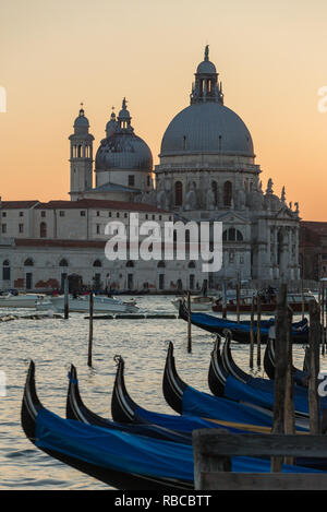 Santa Maria della Salute et parking télécabine au coucher du soleil à Venise, Italie Banque D'Images