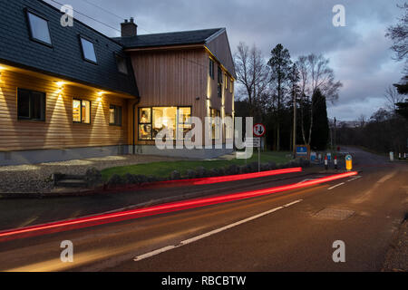 Récemment rénové, l'auberge de jeunesse de Glen Nevis éclairée la nuit Banque D'Images