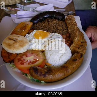 Un plat de nourriture typique dans Antioquia Colombie Bandeja Paisa avec haricots verts riz blanc oeuf saucisse de viande hachée de plantain Banque D'Images