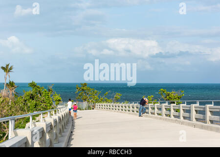 Bahia Honda Key, USA - Mai 1, 2018 : Senior, vieux, vieux couple marchant, debout sur le pont en ruine abandonné avec l'océan, sur la mer les vagues d'eau en vue sta Banque D'Images