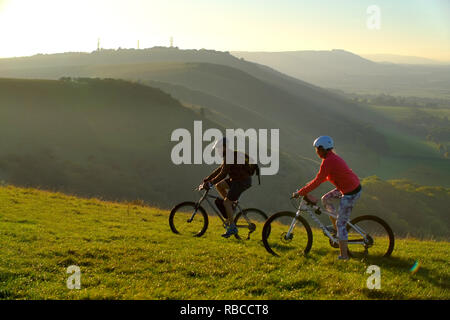 Les cyclistes pour le coucher du soleil à Devils Dyke, près de Brighton, dans le parc national des South Downs. Banque D'Images