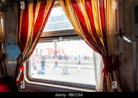 Lviv, Ukraine l'intérieur de l'intérieur de l'architecture fenêtre Lvov ou plate-forme de la gare de Lwow avec foule de gens en arrière-plan et de l'Ukraine avec design Banque D'Images