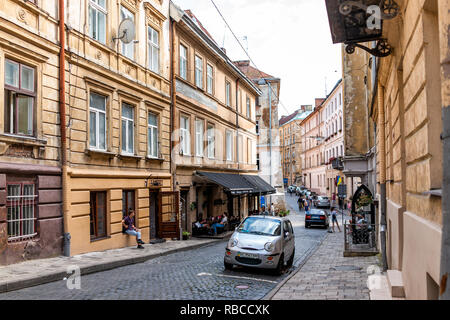 Lviv, Ukraine - le 30 juillet 2018 : le paysage de rue de la ville de Lvov polonais ukrainien historique durant la journée avec des vieux bâtiments en jaune vintage local residen Banque D'Images