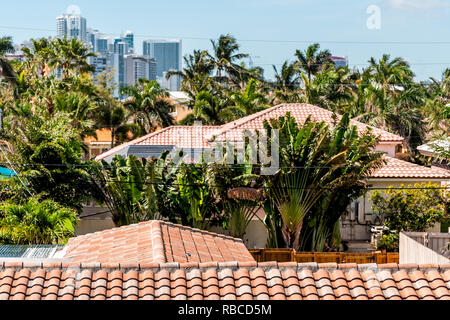 Hollywood, en Floride à Miami beach-0779 salon avec cityscape horizon de gratte-ciel résidentiel bâtiments côtiers et les toits de tuiles vue aérienne sur s Banque D'Images