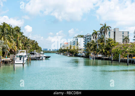 Bal Harbour, USA - 8 mai 2018 : journée ensoleillée ou paysage paysage urbain à Miami en Floride avec green ocean Biscayne Bay contexte high angle view et paradis Banque D'Images