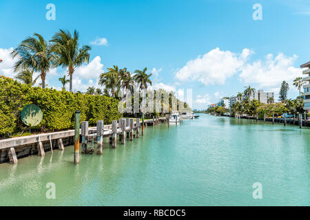 Bal Harbour, USA - 8 mai 2018 : Paysage ou Paysage urbain à Miami en Floride avec green ocean Biscayne Bay contexte high angle view et idyllique paradis Banque D'Images