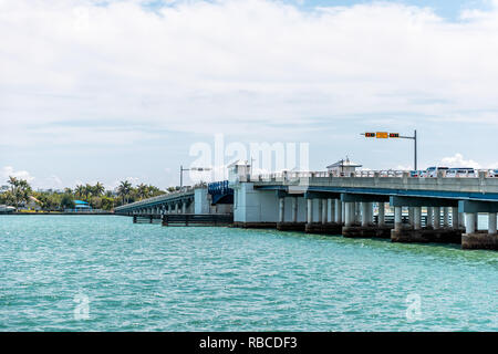 Bal Harbour, Miami, Floride avec du vert océan turquoise Biscayne Bay Intracoastal l'eau, pont-levis ouvrant sur Broad Causeway Banque D'Images