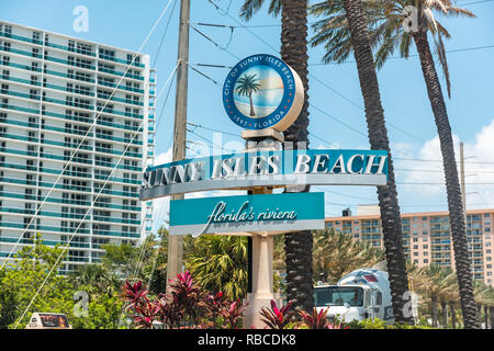 Sunny Isles Beach, USA - 8 mai 2018 : Inscription pour la ville de North Miami, Floride, le texte en bleu sur A1A de l'avenue Collins road street closeup Banque D'Images
