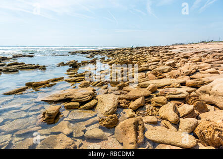 Rivière pour préserver la mer, Marineland, formations rocheuses et l'horizon dans le nord de la Floride beach par saint Augustin avec personne aux beaux jours Banque D'Images