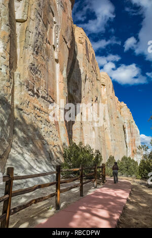 Une section de l'inscription pour les personnes handicapées, qui montre le sentier Rock inscriptions faites au fil des siècles, à El Morro National Monument, nouveau Banque D'Images