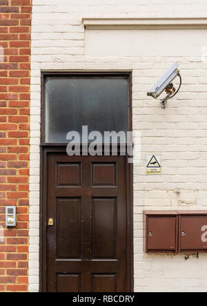 Vidéosurveillance Caméra montée sur un mur extérieur d'une porte d'entrée immeuble d'appartements dans la région de Southampton, England, UK Banque D'Images