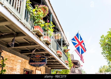 Saint Augustin, USA - 10 mai 2018 : St George Street et personne aux beaux jours par drapeau anglais pub magasin dans le centre-ville vieille ville Florida City Banque D'Images