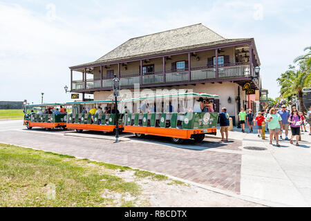 Saint Augustin, USA - 10 mai 2018 : St George Street sur journée ensoleillée au centre-ville vieille ville Florida City avec trolley tour tram train et beaucoup de personnes Banque D'Images